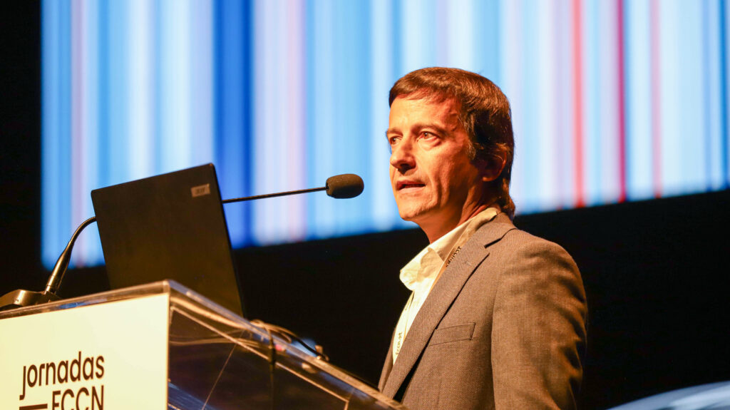 João Canning Clode, Keynote Speaker at the Jornadas FCCN on stage